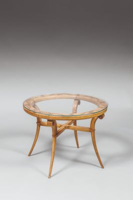 deux tables avec un plateau en verre et des pieds en bois sur fond blanc