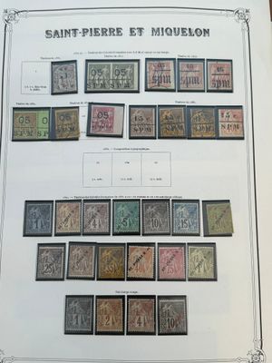 une grande feuille de timbres exposée sur une table