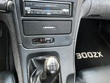 un gros plan sur le tableau de bord d'une voiture, avec une boisson dans le porte-gobelet