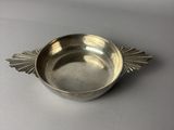 une image représentant une assiette en argent ornée d'un motif de feuilles