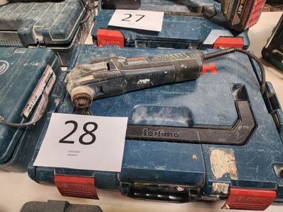 les nombreux outils exposés sur la table