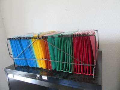 tout un tas de dossiers qui prennent la poussière sur une étagère