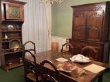 une salle à manger avec une table, des chaises et un vaisselier