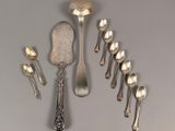 Plusieurs cuillères en argent et cuillères-cuillères sont disposées en cercle