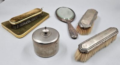 beaucoup d'objets en argent posés sur une table