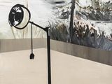 un tableau accroché au mur d'une pièce, sur lequel figure une lampe