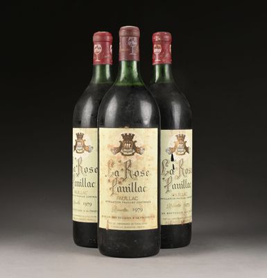 trois bouteilles de vin posées sur une table l'une à côté de l'autre