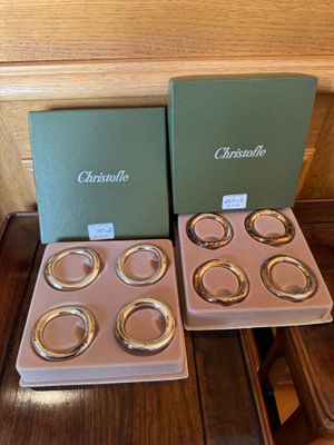 deux boîtes de bagues en or posées l'une à côté de l'autre sur une table
