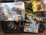 une boîte en carton remplie de jouets et d'autres objets