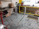 une photo d'une pièce remplie de matériel de travail