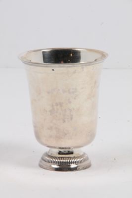 une coupe en argent ornée d'une bande noire sur le bord