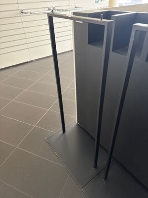 deux poubelles au milieu de la pièce