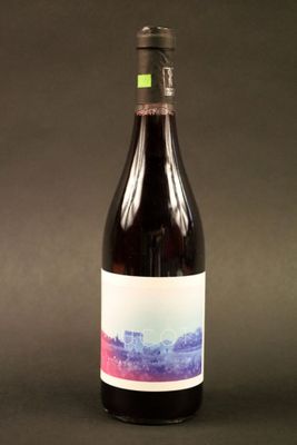 une bouteille de vin posée sur une table