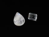deux morceaux de quartz blanc sur fond noir