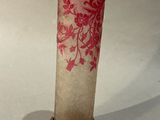 un vase en verre orné d'une fleur rouge