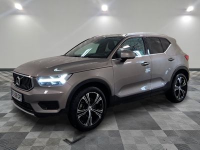 Le SUV Volvo est garé dans une grande pièce au sol carrelé.