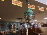 une lampe suspendue au plafond dans un magasin