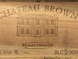 une boîte en bois sur laquelle est accrochée une pancarte indiquant « Château Brown »