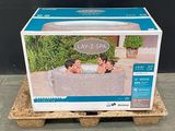 la caisse est posée sur une palette, avec deux personnes à l'intérieur