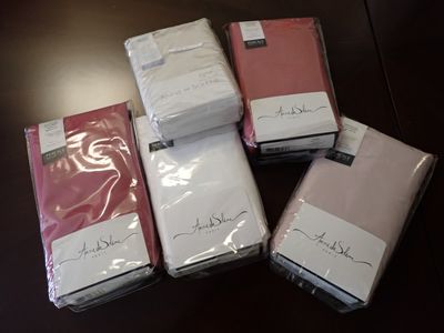 plusieurs feuilles roses et blanches pliées sur une table