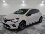 la voiture blanche est garée sur un carrelage à carreaux