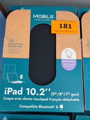 Deux boîtes contenant les nouveaux iPhone sont exposées dans le magasin.