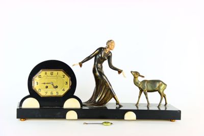une figurine représentant une femme et un cerf posée sur une table