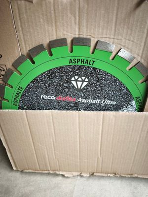 La boîte est remplie d'asphalte et contient une lame diamantée.