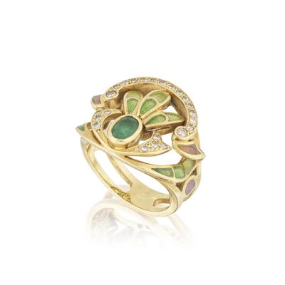 gros plan d'une bague en or avec des pierres vertes et blanches
