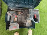 une boîte à outils contenant des outils, posée sur l'herbe