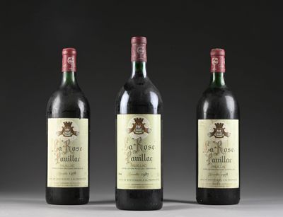 trois bouteilles de vin sont alignées sur une table