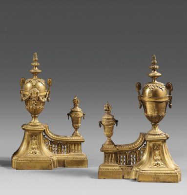 une paire de vases anciens en laiton sur socles, sur fond gris