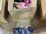 trois boîtes de bonbons posées par terre les unes à côté des autres
