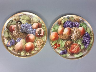 deux assiettes remplies de fruits posées sur une table
