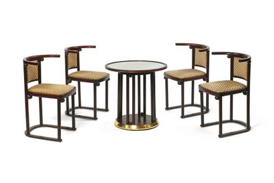 trois chaises et une table à plateau en verre sur fond blanc