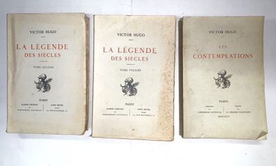 trois livres posés sur une table blanche, l'un à côté de l'autre