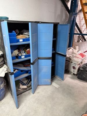une photo d'une armoire bleue dans un garage