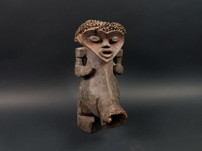 Tadep coiffure hérisson reliquaire sur hampe stylisée - Styl…