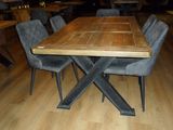 une table en bois entourée de chaises dans un restaurant