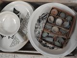 deux tasses et soucoupes dans une boîte posée sur la table