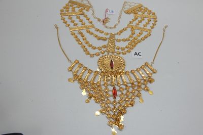 Ensemble collier et boucles d'oreilles plaqués or, ornés de pierres rouges
