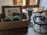 une boîte remplie d'objets posée sur une table devant une fenêtre
