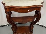 une petite table en bois avec un plateau en marbre