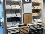 une photo d'un présentoir d'échantillons de carrelage dans un magasin