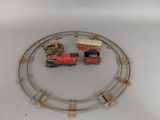 deux petits trains sur un circuit circulaire posé sur une surface blanche