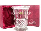un vase en verre posé dans une boîte rouge