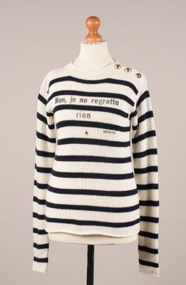 un pull blanc à rayures noires et blanches sur un mannequin