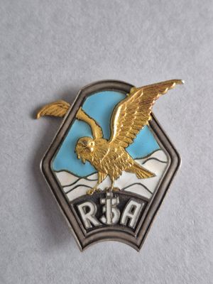 un gros plan d'un insigne orné d'un aigle