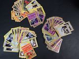 beaucoup de cartes pokemon sur la table