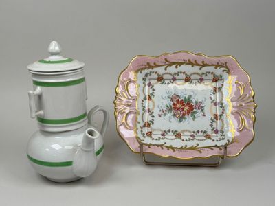 trois types différents de théières et une assiette posées sur une table